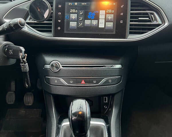 Белый Пежо 308, объемом двигателя 1.6 л и пробегом 247 тыс. км за 9800 $, фото 11 на Automoto.ua