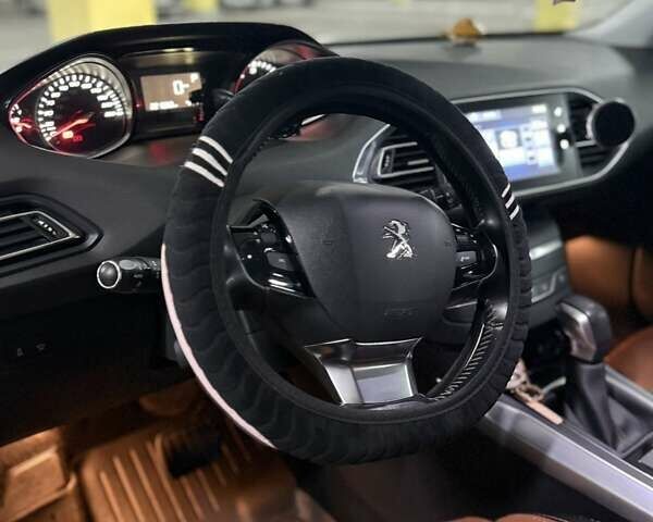 Белый Пежо 308, объемом двигателя 1.56 л и пробегом 221 тыс. км за 12500 $, фото 3 на Automoto.ua