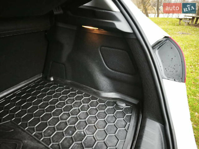 Белый Пежо 308, объемом двигателя 1.6 л и пробегом 60 тыс. км за 12000 $, фото 22 на Automoto.ua