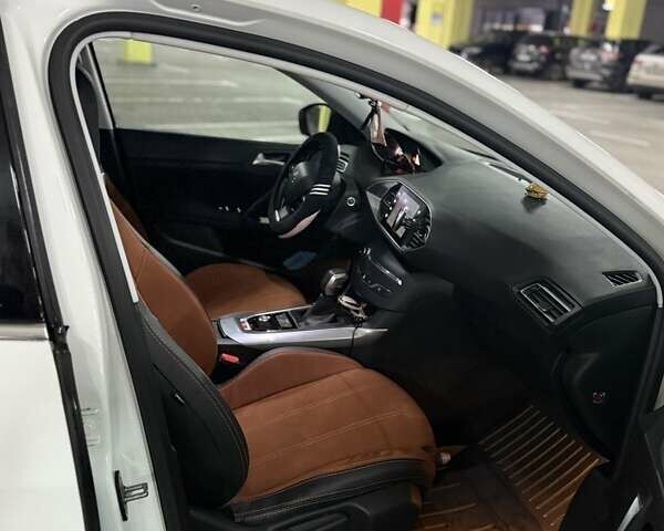 Белый Пежо 308, объемом двигателя 1.56 л и пробегом 221 тыс. км за 12500 $, фото 11 на Automoto.ua