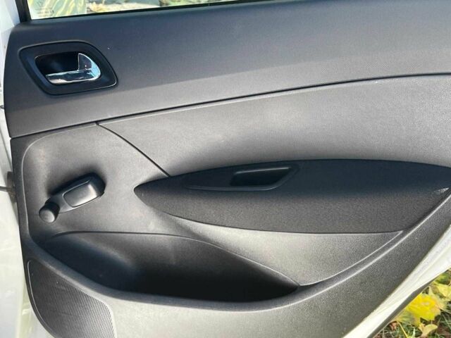 Белый Пежо 308, объемом двигателя 1.6 л и пробегом 280 тыс. км за 4890 $, фото 19 на Automoto.ua