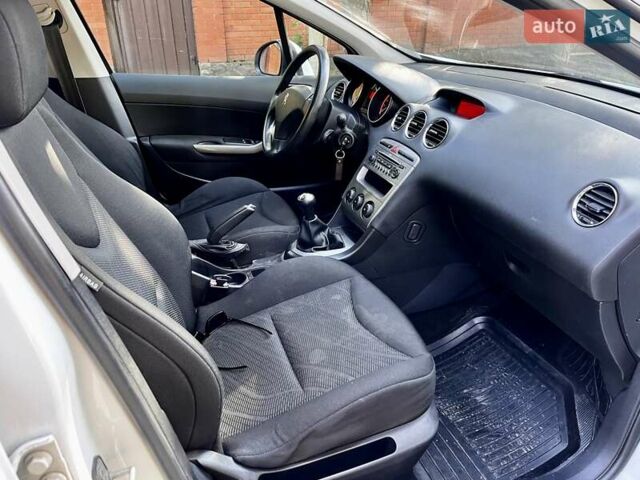 Білий Пежо 308, об'ємом двигуна 1.6 л та пробігом 220 тис. км за 4800 $, фото 6 на Automoto.ua