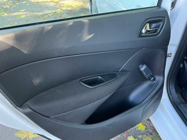 Белый Пежо 308, объемом двигателя 1.6 л и пробегом 280 тыс. км за 4890 $, фото 22 на Automoto.ua