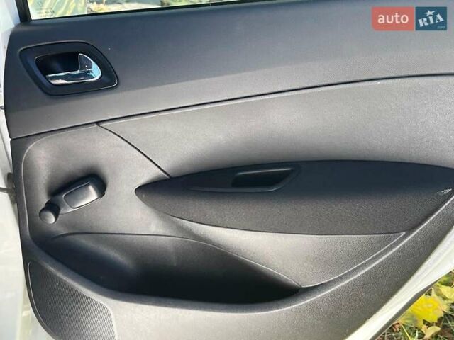 Белый Пежо 308, объемом двигателя 1.6 л и пробегом 280 тыс. км за 4890 $, фото 19 на Automoto.ua