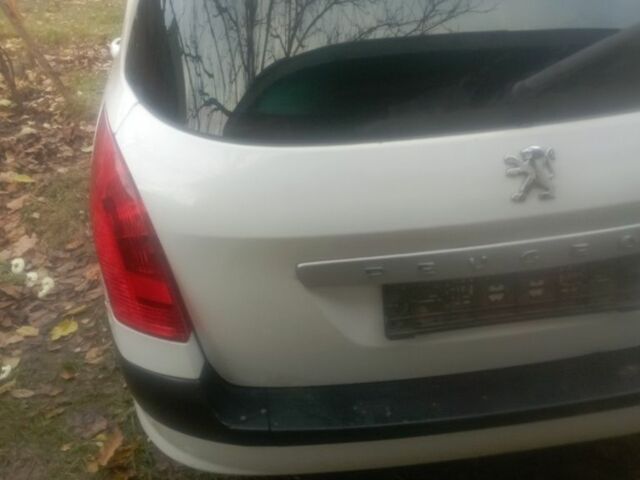 Белый Пежо 308, объемом двигателя 1.6 л и пробегом 249 тыс. км за 3000 $, фото 2 на Automoto.ua
