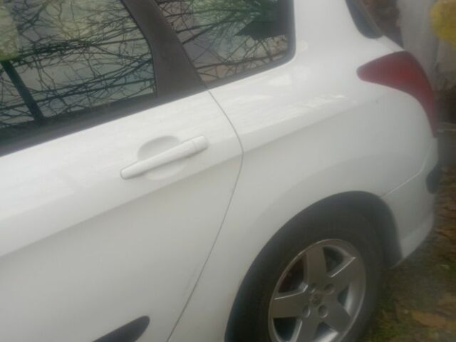 Белый Пежо 308, объемом двигателя 1.6 л и пробегом 249 тыс. км за 3000 $, фото 4 на Automoto.ua