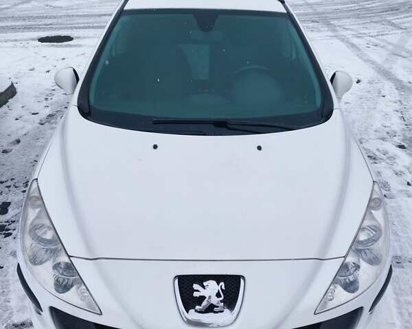 Белый Пежо 308, объемом двигателя 2 л и пробегом 266 тыс. км за 5500 $, фото 1 на Automoto.ua