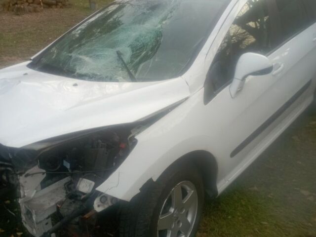 Белый Пежо 308, объемом двигателя 1.6 л и пробегом 249 тыс. км за 3000 $, фото 5 на Automoto.ua