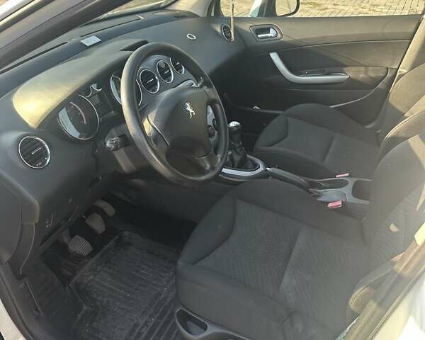 Белый Пежо 308, объемом двигателя 1.6 л и пробегом 230 тыс. км за 4800 $, фото 2 на Automoto.ua