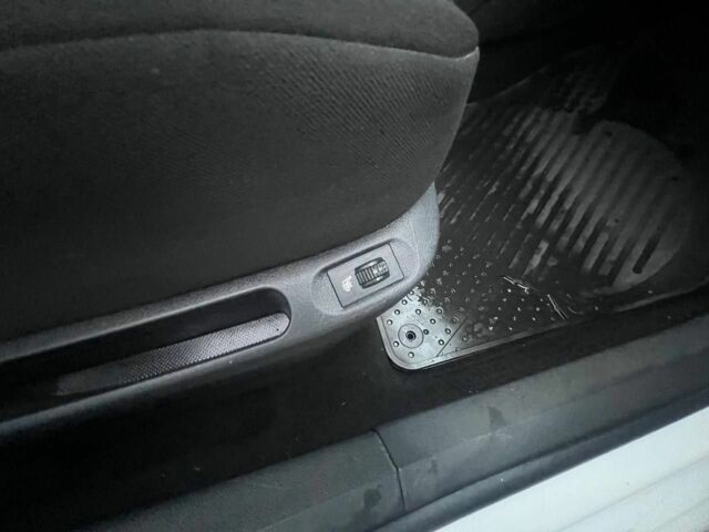 Белый Пежо 308, объемом двигателя 0 л и пробегом 220 тыс. км за 3800 $, фото 15 на Automoto.ua