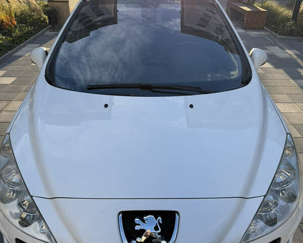 Белый Пежо 308, объемом двигателя 2 л и пробегом 272 тыс. км за 5500 $, фото 4 на Automoto.ua