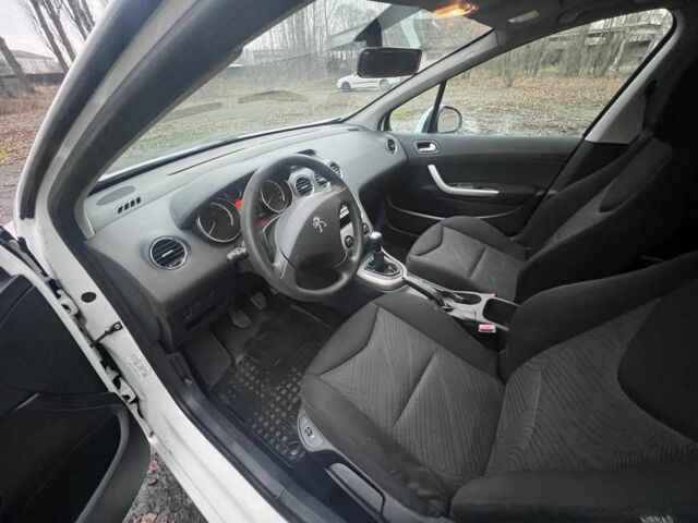 Белый Пежо 308, объемом двигателя 0 л и пробегом 220 тыс. км за 3800 $, фото 13 на Automoto.ua