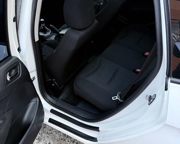 Белый Пежо 308, объемом двигателя 1.56 л и пробегом 234 тыс. км за 5900 $, фото 5 на Automoto.ua