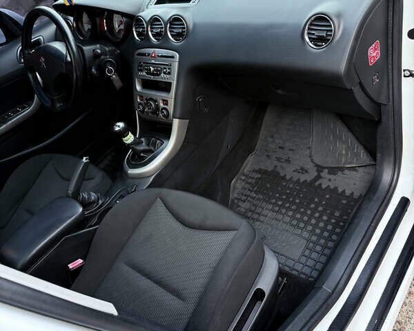 Белый Пежо 308, объемом двигателя 1.56 л и пробегом 234 тыс. км за 5900 $, фото 8 на Automoto.ua