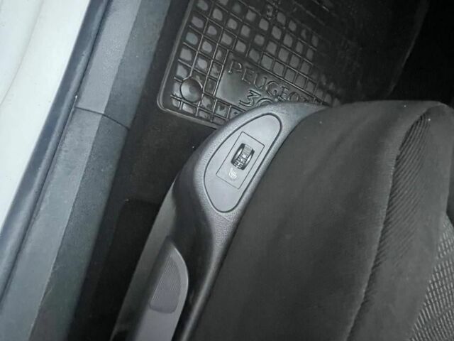 Белый Пежо 308, объемом двигателя 0 л и пробегом 220 тыс. км за 3800 $, фото 12 на Automoto.ua