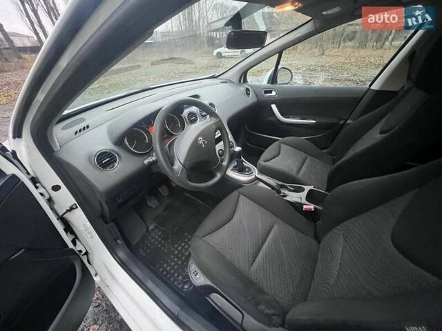 Белый Пежо 308, объемом двигателя 1.6 л и пробегом 224 тыс. км за 3900 $, фото 7 на Automoto.ua