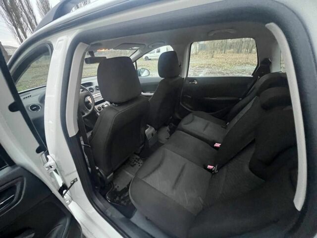 Белый Пежо 308, объемом двигателя 0 л и пробегом 220 тыс. км за 3800 $, фото 9 на Automoto.ua