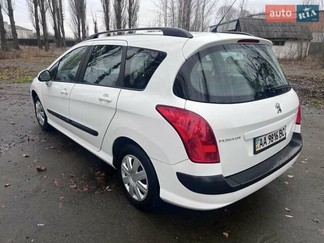 Белый Пежо 308, объемом двигателя 1.6 л и пробегом 224 тыс. км за 3900 $, фото 2 на Automoto.ua