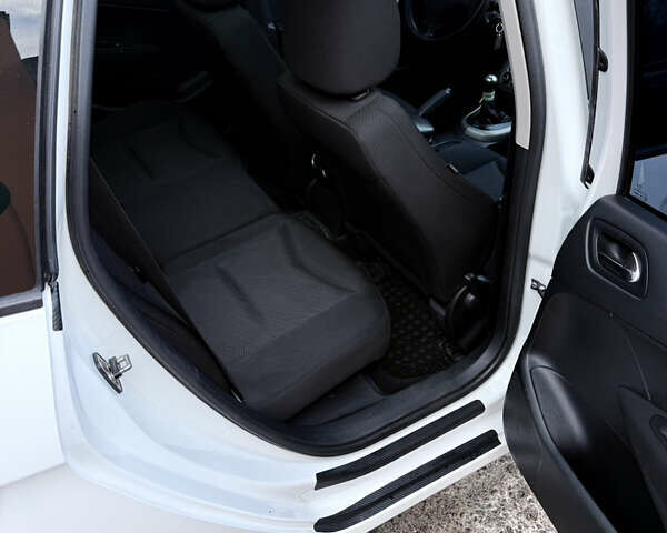 Белый Пежо 308, объемом двигателя 1.56 л и пробегом 234 тыс. км за 5900 $, фото 7 на Automoto.ua