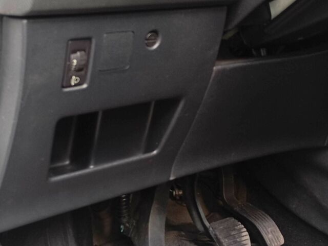 Белый Пежо 308, объемом двигателя 1.6 л и пробегом 230 тыс. км за 5874 $, фото 7 на Automoto.ua