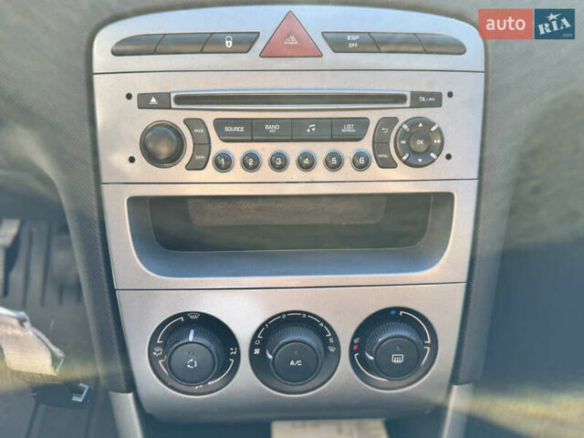 Белый Пежо 308, объемом двигателя 1.6 л и пробегом 220 тыс. км за 5500 $, фото 25 на Automoto.ua