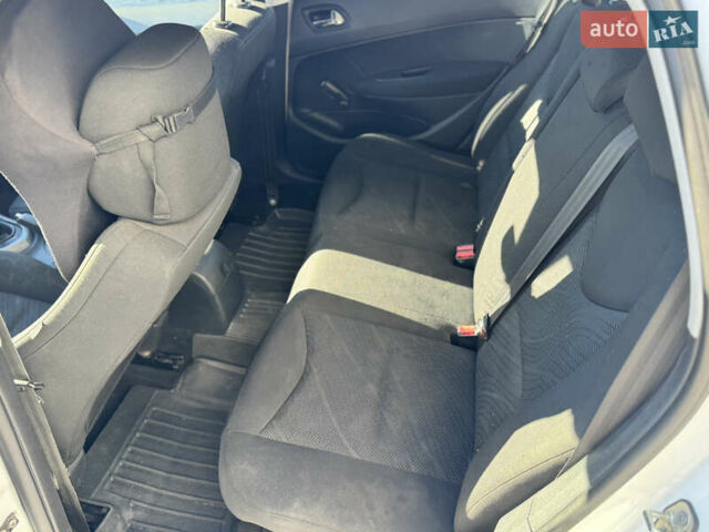 Белый Пежо 308, объемом двигателя 1.6 л и пробегом 220 тыс. км за 5500 $, фото 21 на Automoto.ua