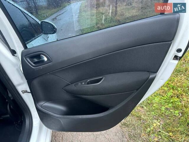 Белый Пежо 308, объемом двигателя 1.56 л и пробегом 226 тыс. км за 5100 $, фото 4 на Automoto.ua