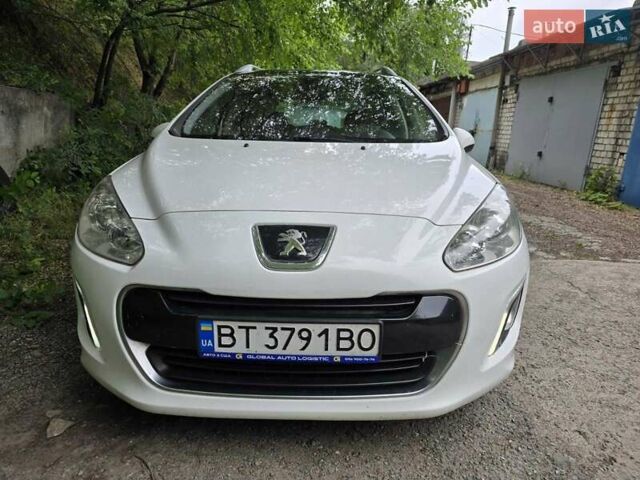 Белый Пежо 308, объемом двигателя 1.56 л и пробегом 228 тыс. км за 6700 $, фото 3 на Automoto.ua