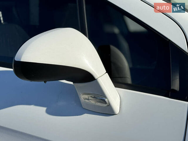 Белый Пежо 308, объемом двигателя 1.6 л и пробегом 220 тыс. км за 5500 $, фото 26 на Automoto.ua