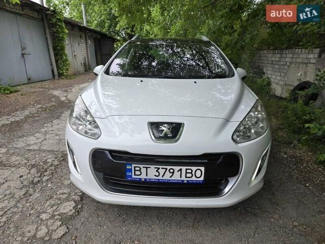 Белый Пежо 308, объемом двигателя 1.56 л и пробегом 228 тыс. км за 6700 $, фото 8 на Automoto.ua