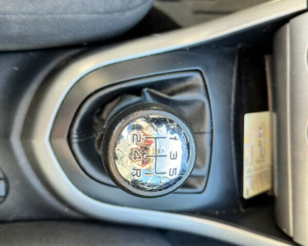 Белый Пежо 308, объемом двигателя 1.6 л и пробегом 220 тыс. км за 5500 $, фото 10 на Automoto.ua