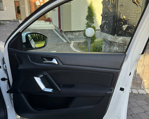 Белый Пежо 308, объемом двигателя 2 л и пробегом 241 тыс. км за 10500 $, фото 4 на Automoto.ua