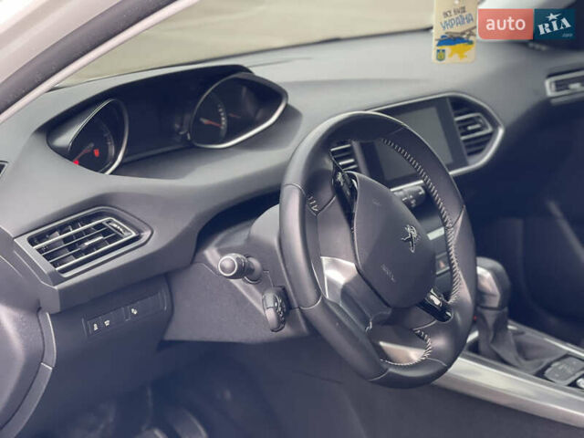 Белый Пежо 308, объемом двигателя 2 л и пробегом 234 тыс. км за 11777 $, фото 49 на Automoto.ua