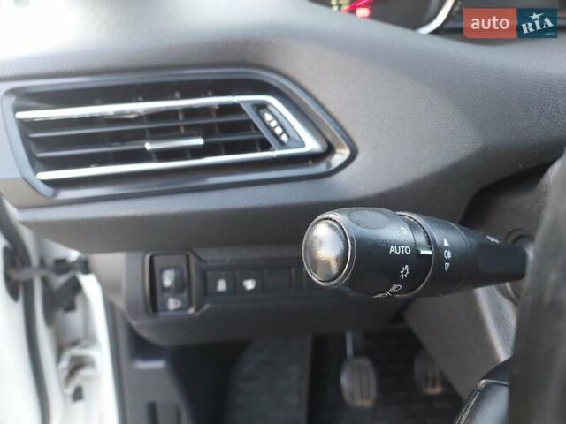 Белый Пежо 308, объемом двигателя 1.56 л и пробегом 255 тыс. км за 7500 $, фото 22 на Automoto.ua