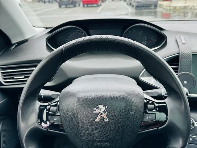 Белый Пежо 308, объемом двигателя 1.6 л и пробегом 250 тыс. км за 9000 $, фото 4 на Automoto.ua