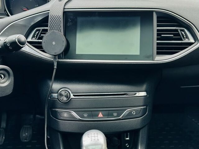 Белый Пежо 308, объемом двигателя 1.6 л и пробегом 250 тыс. км за 9000 $, фото 5 на Automoto.ua