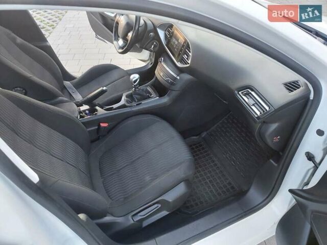 Белый Пежо 308, объемом двигателя 1.56 л и пробегом 255 тыс. км за 7500 $, фото 7 на Automoto.ua