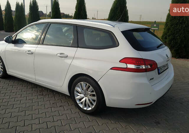 Белый Пежо 308, объемом двигателя 1.2 л и пробегом 141 тыс. км за 9600 $, фото 6 на Automoto.ua