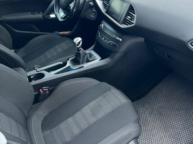 Белый Пежо 308, объемом двигателя 1.6 л и пробегом 185 тыс. км за 7500 $, фото 7 на Automoto.ua