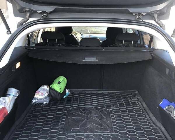 Белый Пежо 308, объемом двигателя 1.56 л и пробегом 253 тыс. км за 9000 $, фото 8 на Automoto.ua