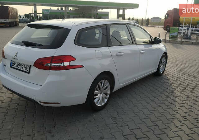 Белый Пежо 308, объемом двигателя 1.2 л и пробегом 141 тыс. км за 9600 $, фото 4 на Automoto.ua