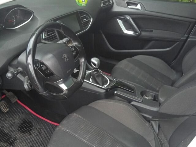 Белый Пежо 308, объемом двигателя 1.6 л и пробегом 245 тыс. км за 9000 $, фото 2 на Automoto.ua