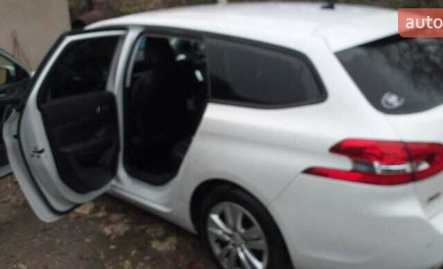 Белый Пежо 308, объемом двигателя 1.56 л и пробегом 216 тыс. км за 9600 $, фото 8 на Automoto.ua
