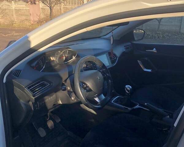 Белый Пежо 308, объемом двигателя 1.56 л и пробегом 253 тыс. км за 9000 $, фото 2 на Automoto.ua