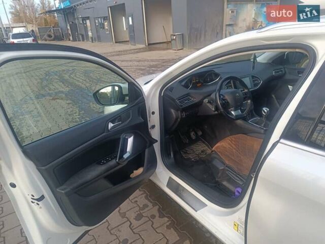 Белый Пежо 308, объемом двигателя 1.56 л и пробегом 196 тыс. км за 9500 $, фото 4 на Automoto.ua