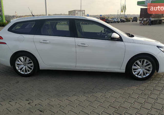 Белый Пежо 308, объемом двигателя 1.2 л и пробегом 141 тыс. км за 9600 $, фото 3 на Automoto.ua