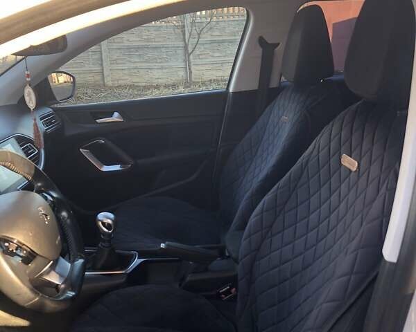 Белый Пежо 308, объемом двигателя 1.56 л и пробегом 253 тыс. км за 9000 $, фото 3 на Automoto.ua