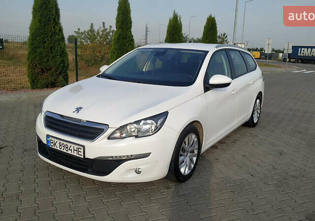 Белый Пежо 308, объемом двигателя 1.2 л и пробегом 141 тыс. км за 9600 $, фото 1 на Automoto.ua