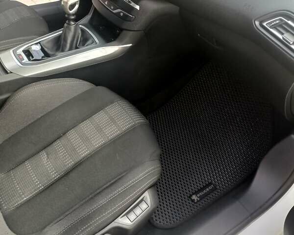 Белый Пежо 308, объемом двигателя 1.56 л и пробегом 200 тыс. км за 9500 $, фото 4 на Automoto.ua