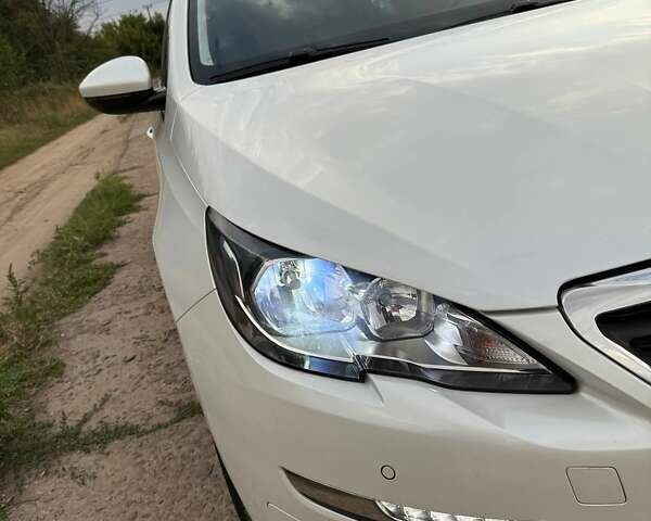 Білий Пежо 308, об'ємом двигуна 1.56 л та пробігом 182 тис. км за 10500 $, фото 3 на Automoto.ua